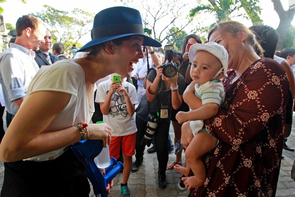 27. Februar 2015: Marion Cotillard besucht gemeinsam mit dem Präsidenten von Frankreich, Francois Hollande, eine französische Schule in Manila. 27. Februar 2015: Marion Cotillard besucht gemeinsam mit dem Präsidenten von Frankreich, Francois Hollande, eine französische Schule in Manila.