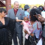 Kim Kardashian packt das Baby eines Fans am Schlafittchen.