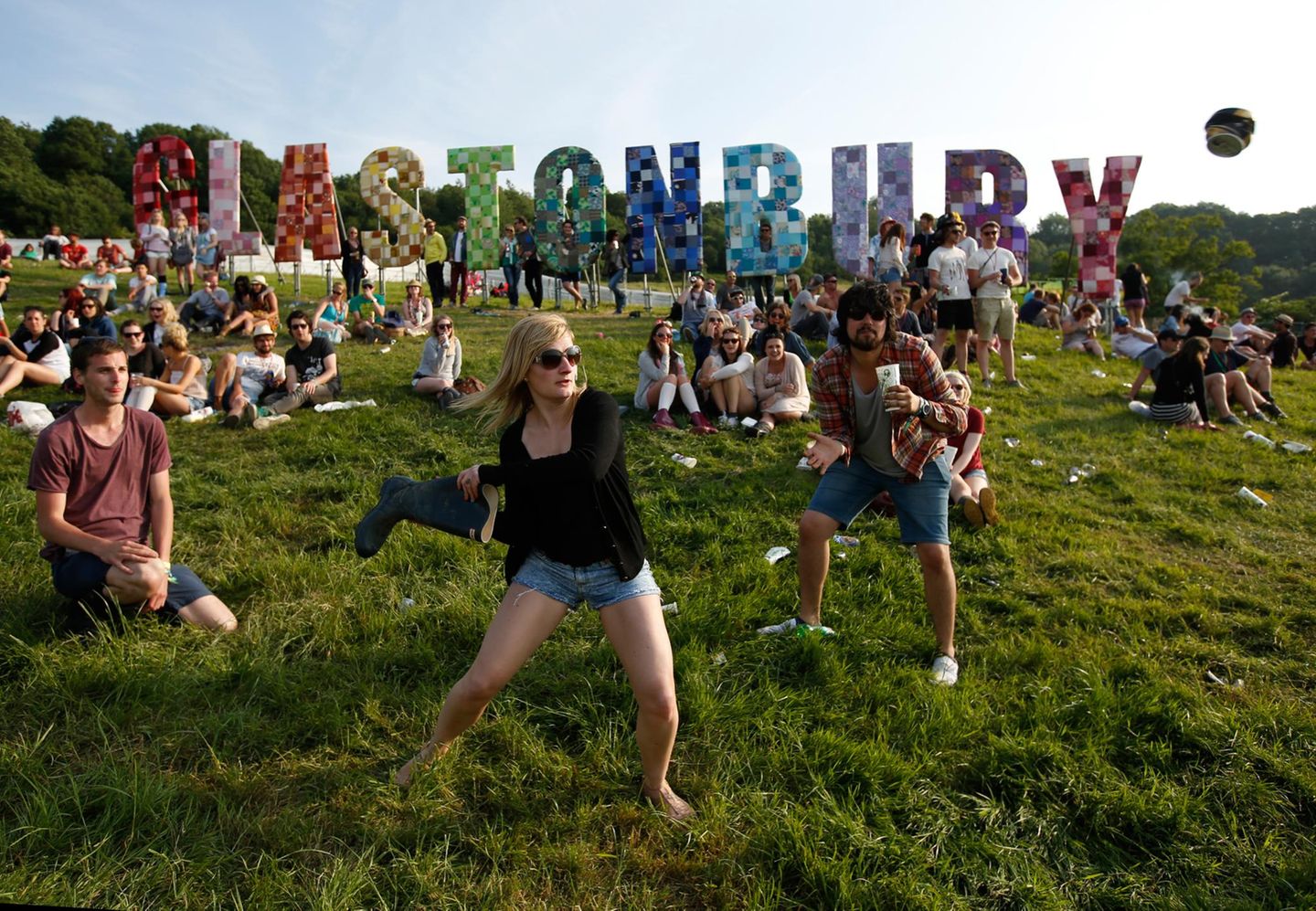 Theater, Tanz, Comedy und natürlich Musik: Das "Glastonbury Festival of Contemporary Performing Arts" in England vereint verschiedene Kunstrichtungen. Tausende Besucher feiern hier jedes Jahr unter freiem Himmel