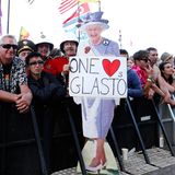Die Queen gibt sich die Ehre: Auch wenn dieses Modell leider nur aus Pappe ist, macht Queen Elizabeth auf dem Glastonbury-Festival eine sehr gute Figur.