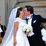 Hochzeitskuss mit Siegerpose: im Überschwang der Gefühle reißt der Bräutigam die Faust nach oben.