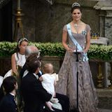 Kronprinzessin Victoria liest während der Zeremonie für das Brautpaar.