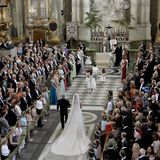 König Carl Gustaf führt seine jüngste Tochter in die Schlosskirche.