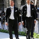 Chris O'Neill wird von seinem "Best Man", seinem Trauzeugen, in die Kirche begleitet.