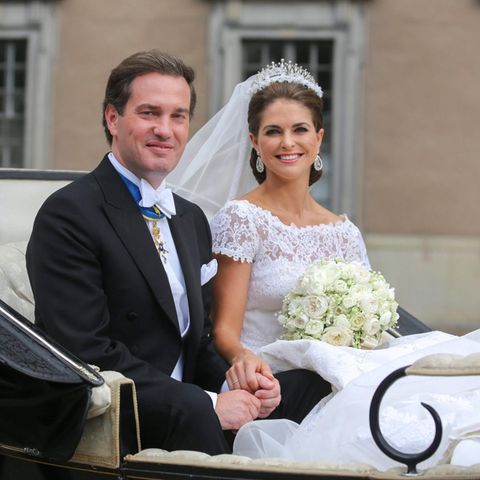 Chris und Madeleine haben in der Kutsche Platz genommen.