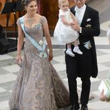 Prinzessin Victoria und Prinz Daniel gehen mit Prinzessin Estelle zu ihren Plätzen.