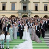 Die gesamte Hochzeitsgesellschaft versammelt sich für ein Gruppenfoto vor Schloss Drottningholm.