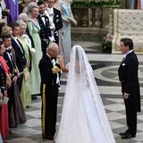 König Carl Gustaf übergibt seine Tochter an Chris O'Neill.