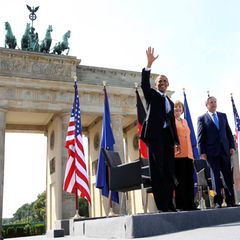 Der US-Präsident, die Bundeskanzlerin und Berlins Bürgermeister Klaus Wowereit begrüßen die Menschen vor dem Brandenburger Tor.