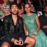 Noah und Barbara Becker sitzen bei der "Designers for Tomorrow"-Show in der ersten Reihe.