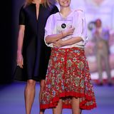 Die "Designers for Tomorrow"-Gewinnerin Ioana C. Maron strahlt neben Stella McCartney zurecht wie ein Honigkuchenpferd.
