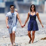 Justin Bartha und Lia Smith schlendern Hand in Hand am Strand von Malibu entlang.