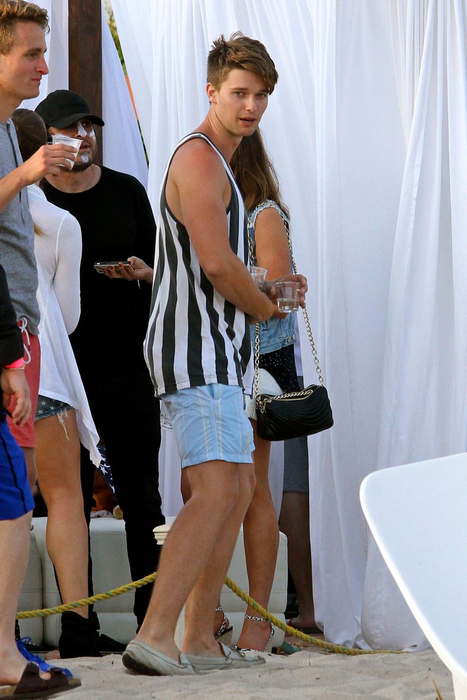 Patrick Schwarzenegger feiert gemeinsam mit Freunden. Patrick Schwarzenegger feiert gemeinsam mit Freunden.