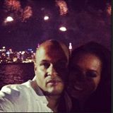 Stephen Belafonte und Mel B sehen sich das Feuerwerk an.