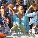 Amber Rose feiert mit Freunden eine Strandparty.