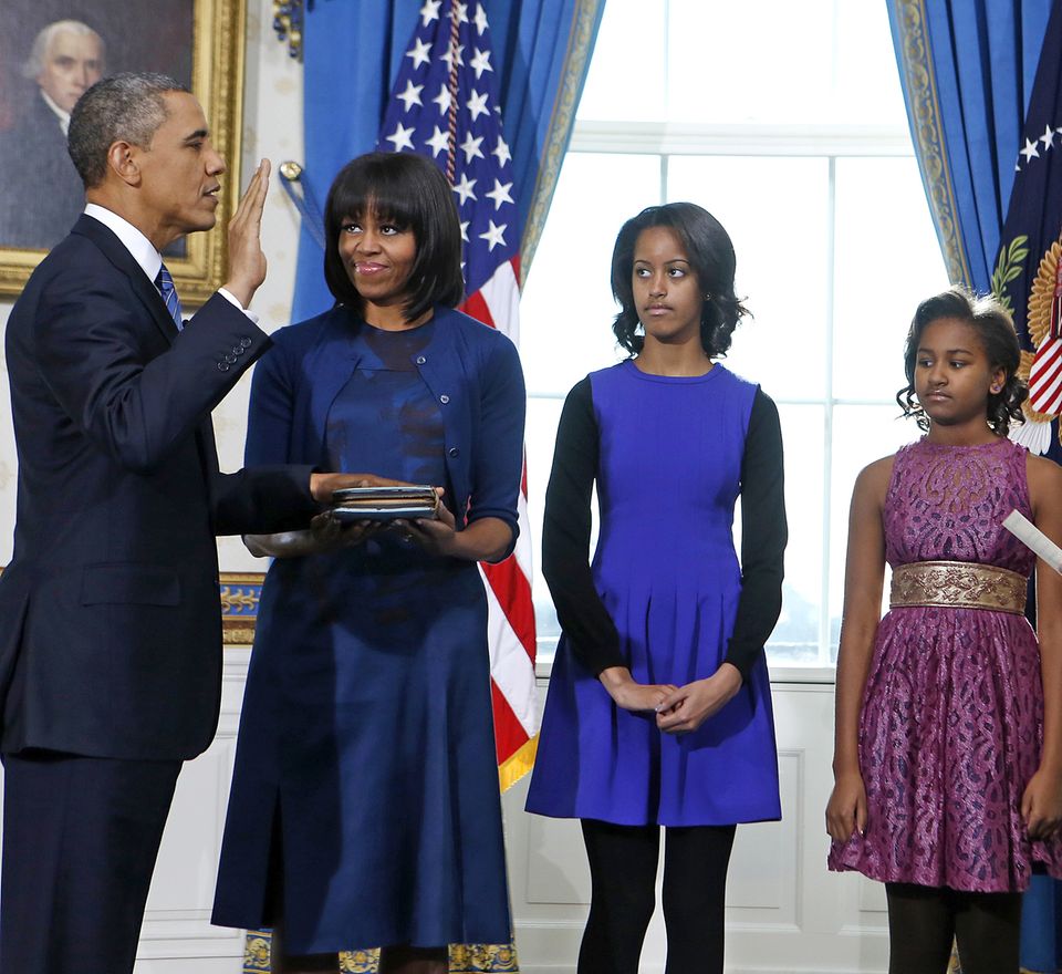 Während Mama Michelle gerne auf große Designernamen setzt, trägt Malia Obama bei der Amtseinführung ihres Vaters ein zweifarbiges Kleid der Modekette H&M.