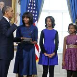 Während Mama Michelle gerne auf große Designernamen setzt, trägt Malia Obama bei der Amtseinführung ihres Vaters ein zweifarbiges Kleid der Modekette H&M.