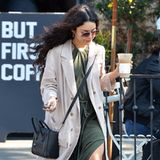 Nicht nur Vanessa Hudgens' Lockenpracht weht schön im Wind, auch ihr luftiges, olivgrünes Kleid macht Eindruck. Das ist nur nur ein toller Übergangslook in den Sommer, sondern auch erschwinglich: Vanessa hat es für umgerechnet ca. 53 Euro bei H&M geshoppt.