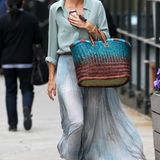 Selbst ein Einkaufsbummel kommt bei Olivia Palermo einem Gang über den Catwalk gleich. Den grau-blauen Plissee-Rock von Topshop kombiniert sie zu einer locker geschnittenen Bluse und großen Korbtasche.