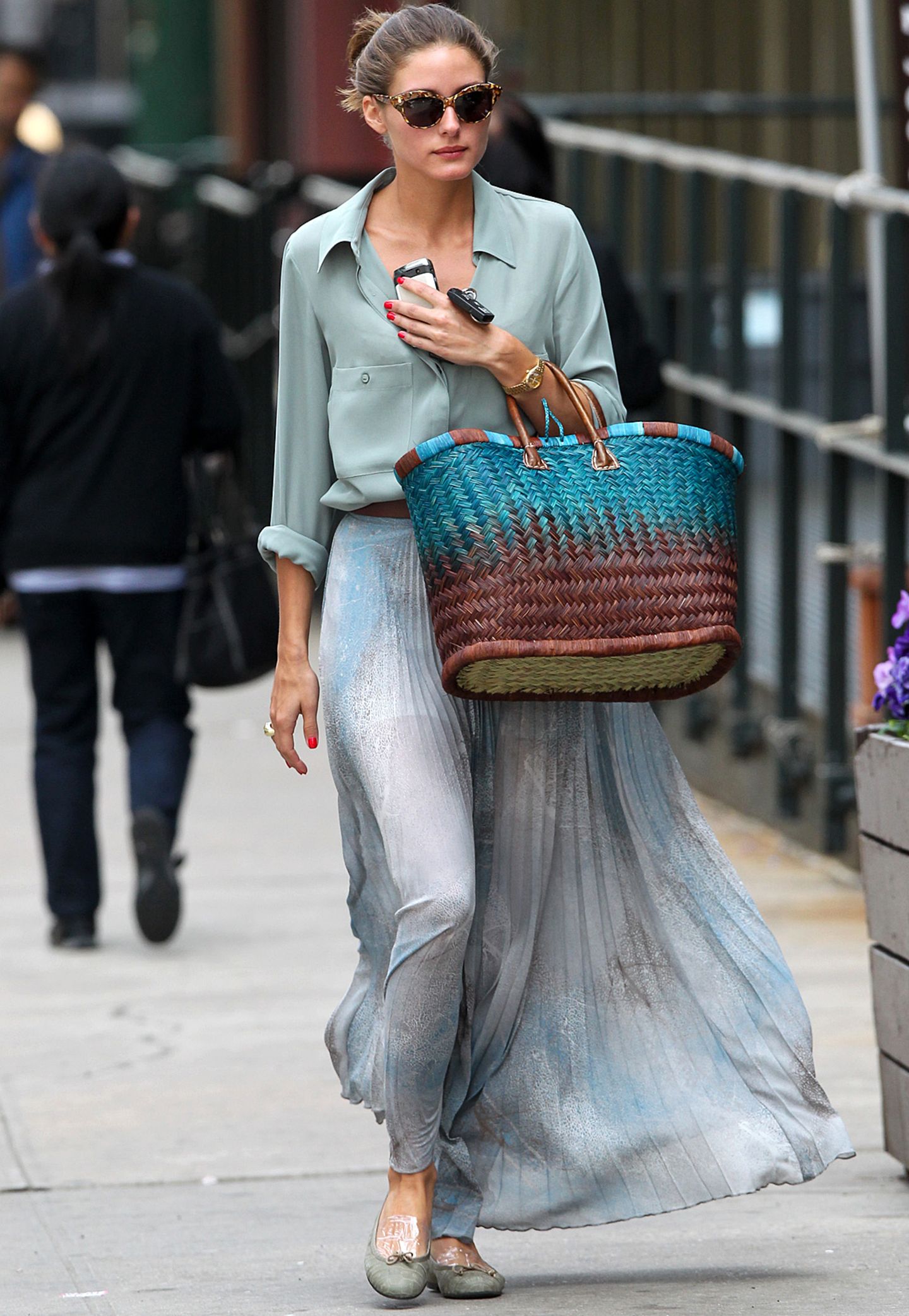 Selbst ein Einkaufsbummel kommt bei Olivia Palermo einem Gang über den Catwalk gleich. Den grau-blauen Plissee-Rock von Topshop kombiniert sie zu einer locker geschnittenen Bluse und großen Korbtasche.