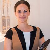 Prinzessin Sofia trägt bei der Eröffnung der Ausstellung "Porfyr - der königliche Stein"in Sven-Harrys Kunstmuseum in Stockholm ein raffiniert gemustertes Kleid von Zara. Ein echtes Schnäppchen, dem man seinen Preis allerdings nicht ansieht.