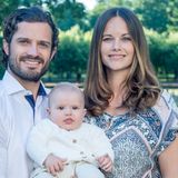 Zur Ankündigung der Taufe des jüngsten Schweden-Sprosses veröffentlicht das Königshaus ein neues Foto der kleinen Familie. Dabeo fällt auf: Mama Sofia trägt auf dem Familienbild ein echtes Schnäppchen. Das bunt gemusterte Kleid der Prinzessin stammt von dem dänischen Label .OBJECT und ist schon für 49,95 Euro zu haben.