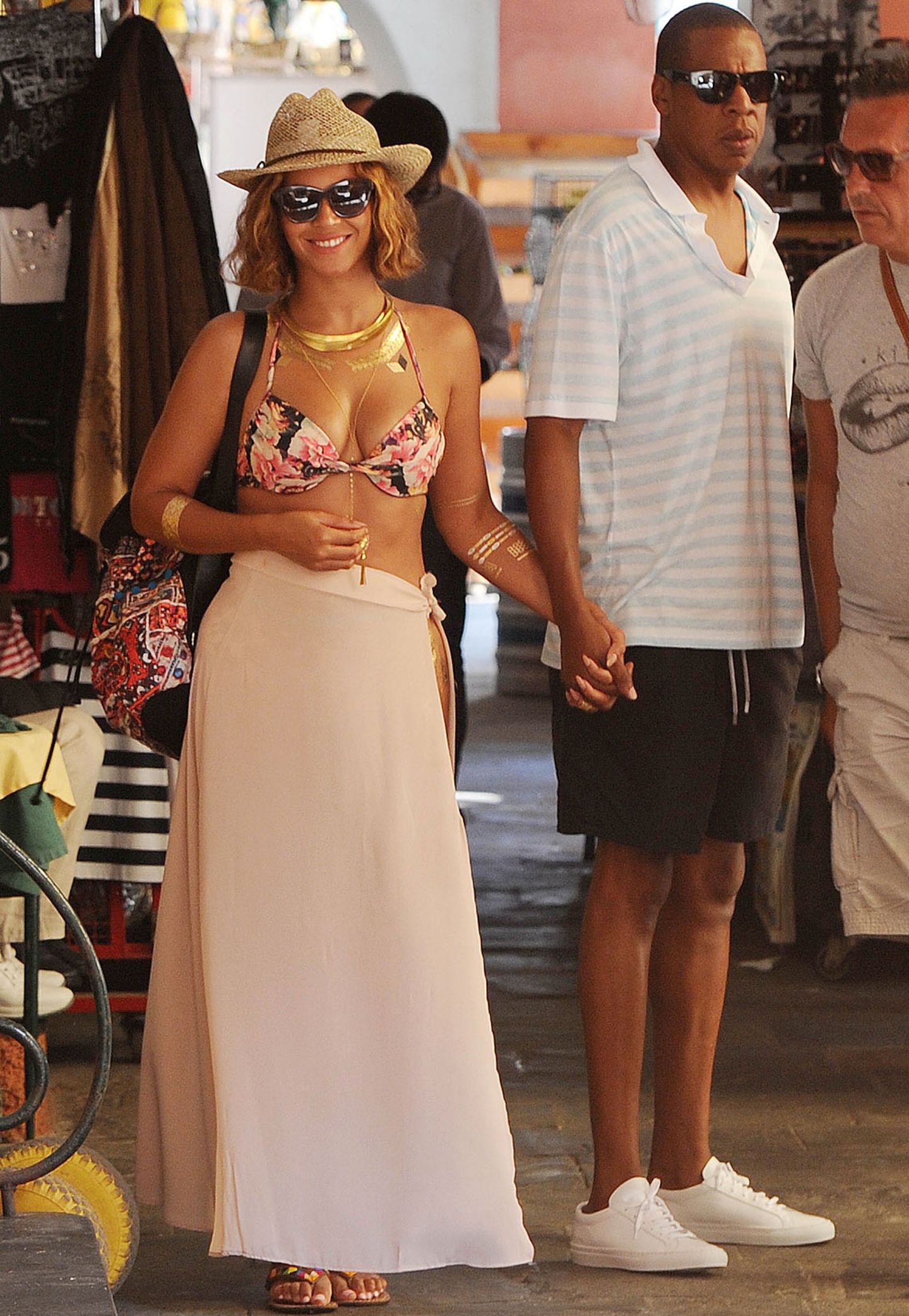 Auch Beyoncé ist im Topshop-Fieber! Im Portofino-Urlaub mit ihrem Mann Jay-Z mag die Sängerin es luftig und trägt ein geblümtes Bikinioberteil für 20€ und einen bunt gemusterten Rucksack für 48€ der britischen Modekette.