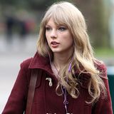 Ein bordeauxroter Dufflecoat von Topshop wärmt Taylor Swift bei ihrem Besuch im Londoner Zoo.