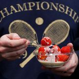 Wie der Schläger zum Tennis gehören Erdbeeren zu Wimbledon. Das Publikum isst sie traditionell mit Sahne.