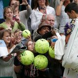 Nachdem er den Deutschen Florian Mayer geschlagen hat, sind die Fans ganz wild auf Autogramme des Serben Novak Djokovic.