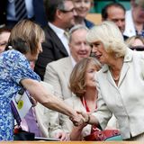 Herzogin Camilla begrüßt Labour-Politikerin Harriet Harman am Centre Court.