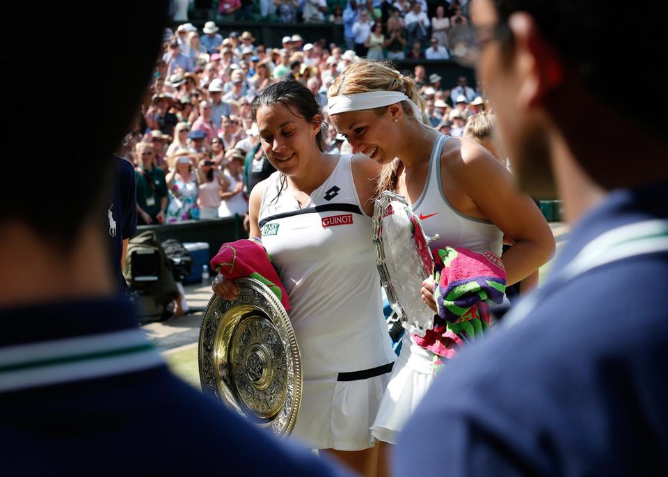 Sabine Lisicki muss sich im Finale der Französin Marion Bartoli geschlagen geben. Nach ein paar Tränen kann die Deutsche Wimbledon-Überraschung aber schon wieder lachen.
