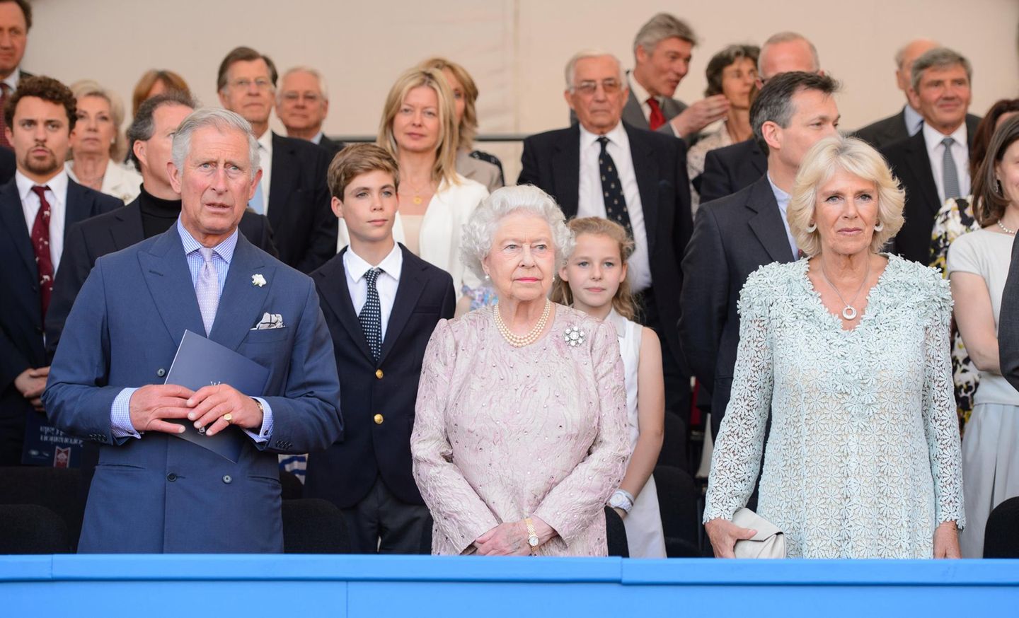 Prinz Charles, Queen Elizabeth und Herzogin Camilla warten gespannt auf die Konzerte vor dem Buckingham Palace.