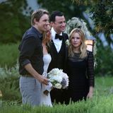 Kristen Bell und Dax Shepard machen schnell noch ein Foto mit dem glücklichen Brautpaar.