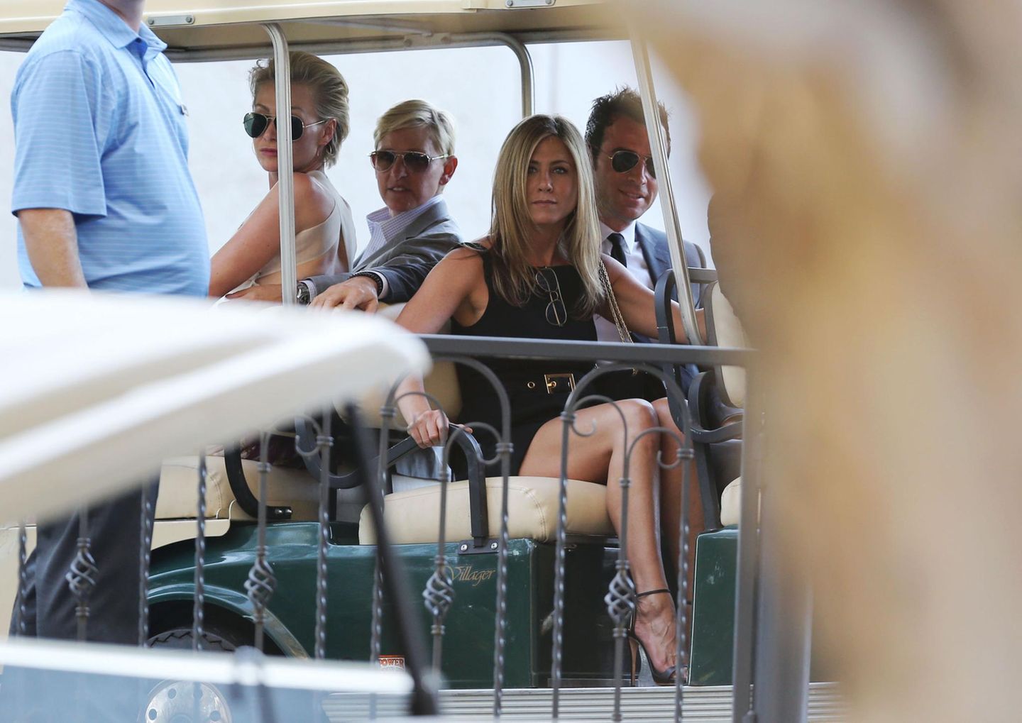 Ellen DeGeneres, Portia de Rossi, Jennifer Aniston und Justin Theroux teilen sich ein Golfmobil, um zur Trauung von Jimmy Kimmel und Molly McNearney auf dem Gelände des "Ojai Valley In" zu fahren.
