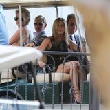 Ellen DeGeneres, Portia de Rossi, Jennifer Aniston und Justin Theroux teilen sich ein Golfmobil, um zur Trauung von Jimmy Kimmel und Molly McNearney auf dem Gelände des "Ojai Valley In" zu fahren.