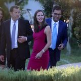 Ben Afflecks Frau Jennifer Garner ist natürlich auch da, lässt sich jedoch von anderen Hochzeitsgästen zur Trauung begleiten.