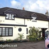 Berühmte Hotelbesitzer: Das "Little Gables" , das Ross Anthony mit seinem Mann Paul Reeves in der Nähe von Oxford besitzt, ist eine idyllisch gelegene "Bed&Breakfast"-Pension. Die Unterkunft wartet immerhin mit vier Sternen und Zimmerpreisen ab umgerechnet 64 Euro auf.