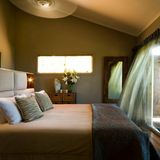 Das Hotel hat 20 Zimmer, ein Restaurant und ein eigenes Spa, in dem sich auch andere Stars wie Delta Goodram verwöhnen lassen. Günstig ist das allerdings nicht. Übernachtung und Wellness gibt es im Paket ab 800 Euro für zwei Nächte.
