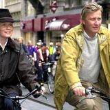 2002  Das Kronprinzenpaar gibt sich gerne volksnah und fährt lieber mit dem Fahrrad als mit der königlichen Kutsche durch Brüssel.