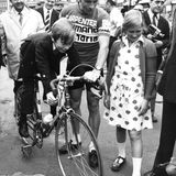 1973   Philippe und seine Schwester Astrid begutachten das Gefährt des Rennradfahrers Dierickx. Lange stand er in der Beliebtheit bei den Belgiern weit hinter seiner Schwester.