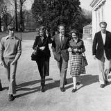 1976   Die belgische Königsfamilie beim Spaziergang: Die Prinzen Laurent, Philippe und deren Mutter Prinzessin Paola, König Badouin und Königin Fabiola mit Prinz Albert und Prinzessin Astrid bei einem Spaziergang. Baduoin war bis zu seinem Tod 1993 belgischer König, danach übernahm sein Bruder Albert das Amt.