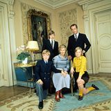 1975   Die belgische Königsfamilie ganz offiziell - Albert und Paola mit ihren Kindern Laurent, Astrid (in modischem Gelb)und Philippe (hinten).
