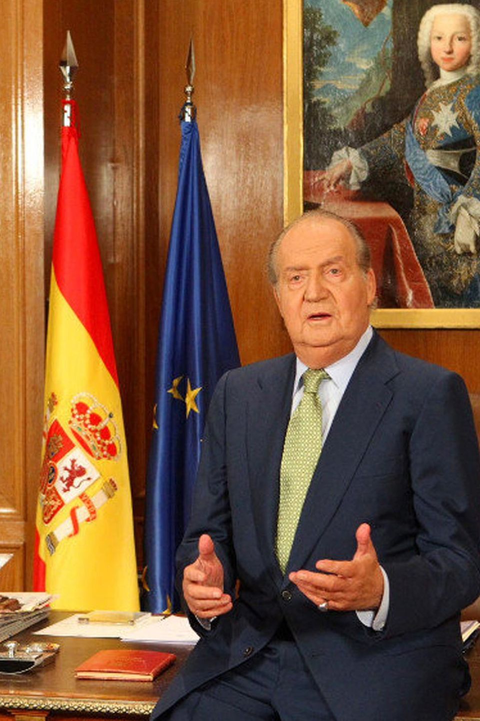 Die Weihnachtsansprache 2012 hält König Juan Carlos von Spanien ganz lässig an seinen Schreibtisch im Zarzuela-Palast in Madrid gelehnt. Neben Zeitungen und Unterlagen stapeln sich Bücher auf dem Tisch. Links neben dem Gemälde hinter ihm stehen die spanische und europäische Flagge vereint. Die Weihnachtsansprache 2012 hält König Juan Carlos von Spanien ganz lässig an seinen Schreibtisch im Zarzuela-Palast in Madrid gelehnt. Neben Zeitungen und Unterlagen stapeln sich Bücher auf dem Tisch. Links neben dem Gemälde hinter ihm stehen die spanische und europäische Flagge vereint.