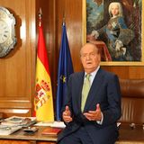 Die Weihnachtsansprache 2012 hält König Juan Carlos von Spanien ganz lässig an seinen Schreibtisch im Zarzuela-Palast in Madrid gelehnt. Neben Zeitungen und Unterlagen stapeln sich Bücher auf dem Tisch. Links neben dem Gemälde hinter ihm stehen die spanische und europäische Flagge vereint.