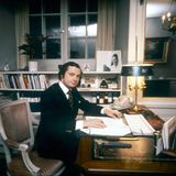 1977 ist Carl Gustaf bereits König und lässt sich in seinem Büro im Stockholmer Schloss fotografieren.