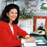 Anlässlich ihres 50. Geburtstages veröffentlicht das schwedische Königshaus 1994 dieses Bild von Königin Silvia. Sieht aus, als wäre sie gerade bei der Arbeit überrascht worden. Auf ihrem Schreibtisch sammeln sich neben Briefen ein Notizbüchlein, ein goldener Stiftehalter, ein Stempel, ein Telefon sowie ein farblich zu Silvias Jacke passend eingerahmtes Bild ihres Mannes König Carl Gustaf.