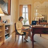 An diesem Schreibtisch kümmert sich Königin Mathilde von Belgien wohl um den Papierkram ihrer verschiedenen sozialen Projekte. Sie ist zum Beispiel Schirmherrin des "Prinzessin-Mathilde-Fonds", den sie im Jahr 2000 ins Leben rief, um Menschen und vor allem auch Kinder aus sozial schwachem Umfeld zu unterstützen.