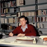 Mit 21 Jahren lernt Prinz Philippe von Belgien an diesem Schreibtisch für seinen Abschluss in Politikwissenschaften am Trinitiy College in Oxford. Und im umfangreichen Bücherregal hinter ihm, steht bestimmt nützliche Literatur, die ihn aufs künftige Königsdasein vorbereitet.