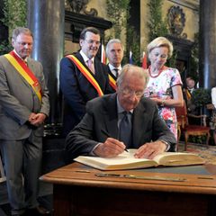 Im Rathaus trägt König Albert sich in das goldene Buch der Stadt ein.